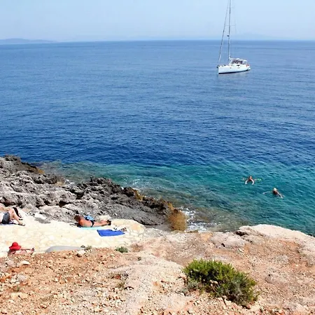 Sveta Nedilja 11433c Sveta Nedelja (Hvar)